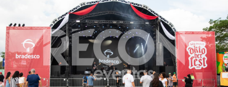Palco igloo de 20 metros de largura e 10 metros de altura montado pela Recon Eventos para grandes shows e eventos.